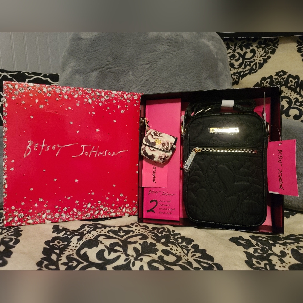 Betsey Johnson Black 🖤 Crossbody with Ear Bud Case Gift Set - NIB